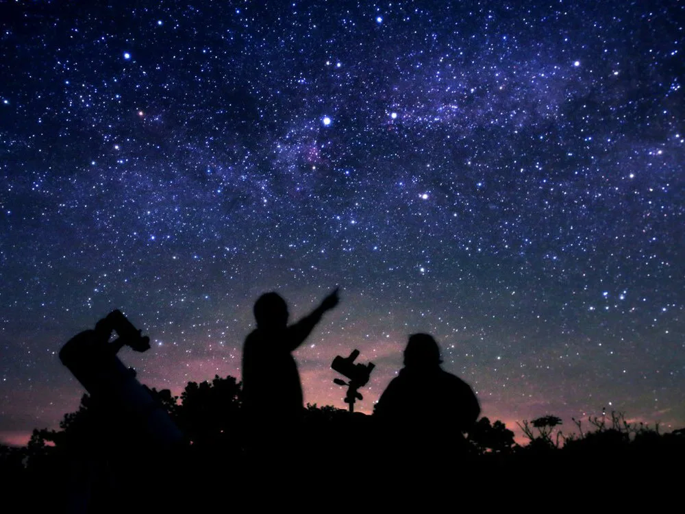 People using telescopes under a star-filled Ontario sky