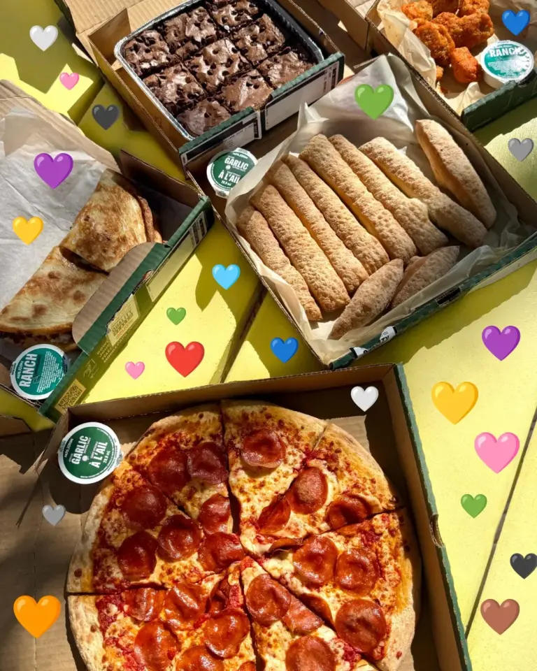 A Papa Johns pizza order with sides