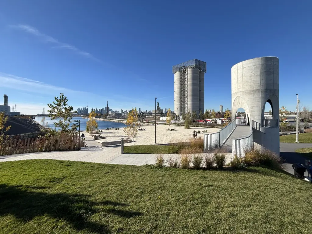 Chairs, paths and port views at Leslie Lookout Park