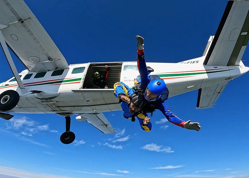 A tandem pair exits an airplane above Ontario