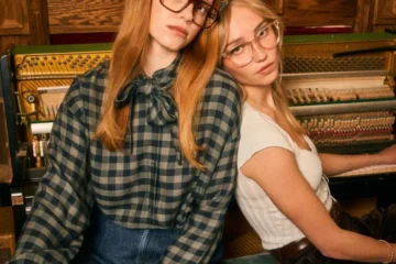 Two people wearing glasses in BonLook’s portrait photograph