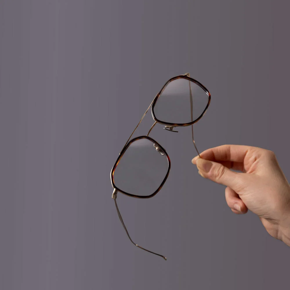 A hand holding an Ollie Quinn frame