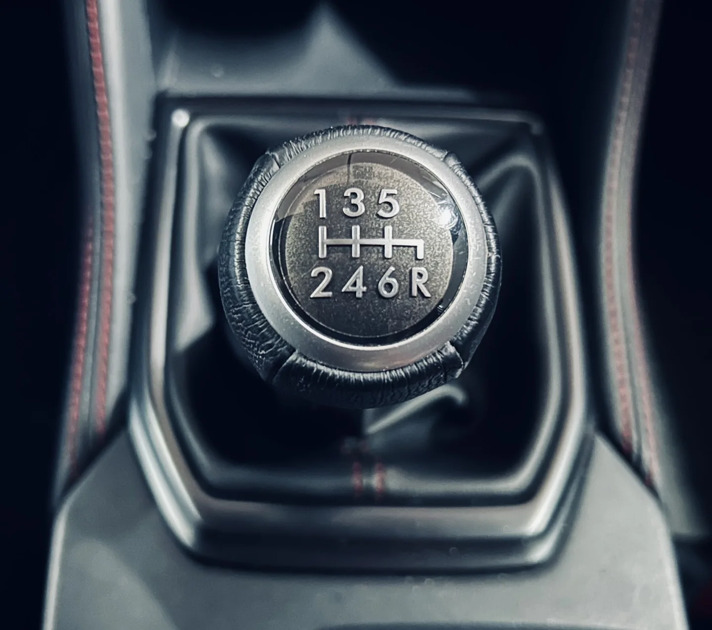 Close view of a manual gear knob