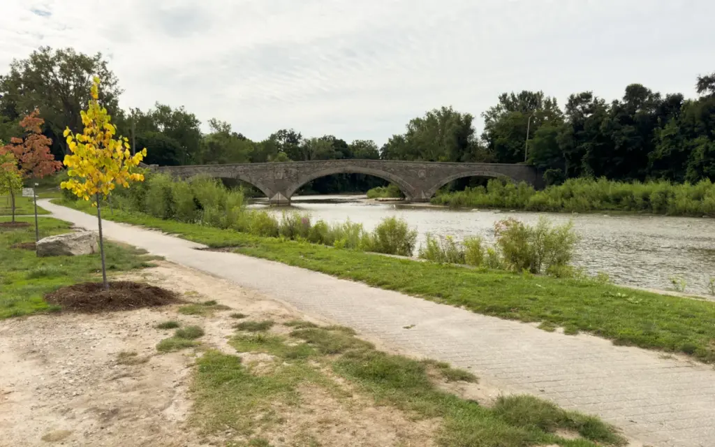 Trail along Humber River flowing through Etienne Brule Park