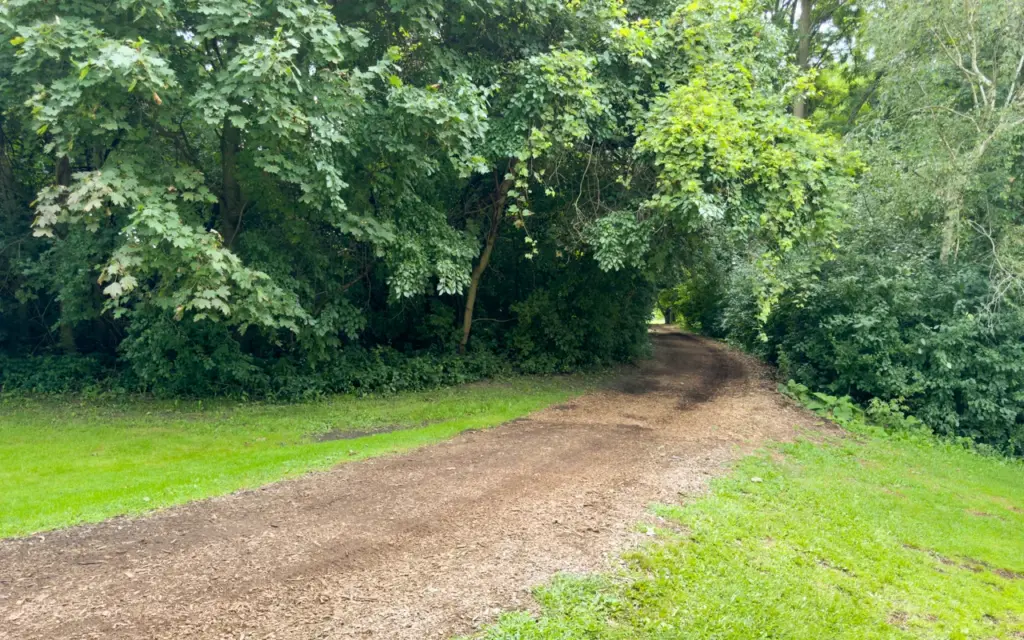 Entrance to Sunnybrook Park trail