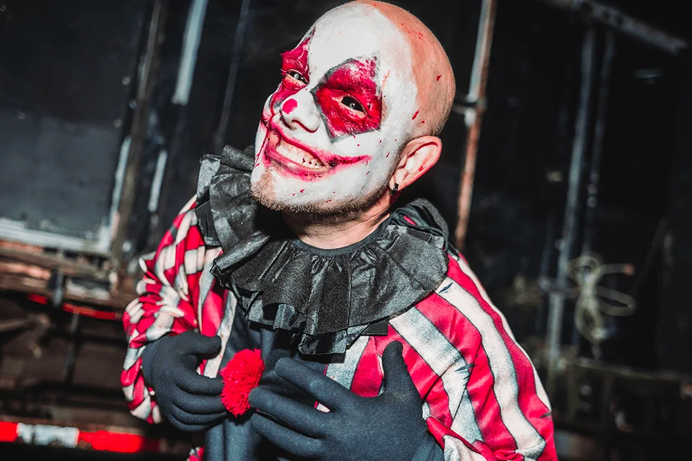 A clown character at Bingemans Screampark