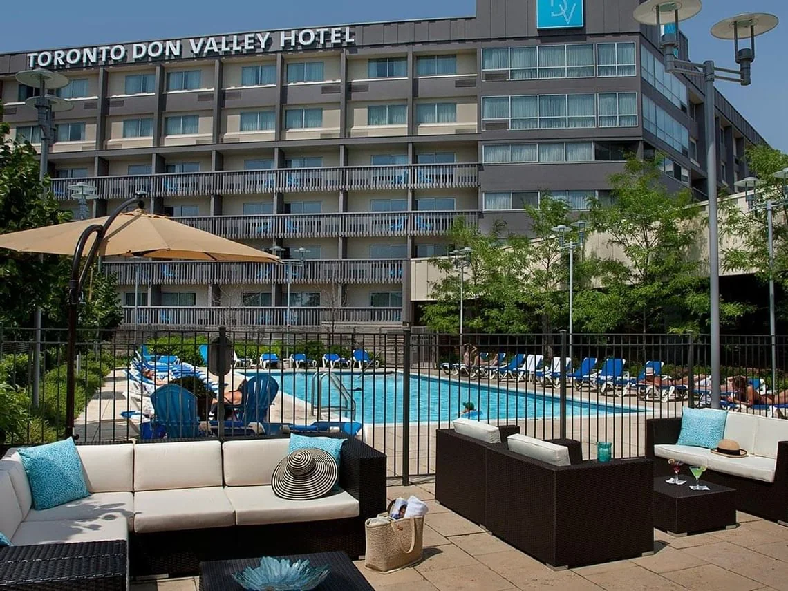 Toronto Don Valley Hotel’s outdoor pool and patio beside the hotel