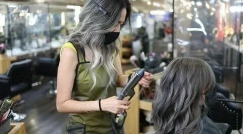A stylist working with a client at GOA Koreatown.