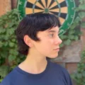 Short dark haircut shared by Roxy on LES Studio’s profile.