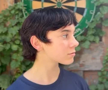 Short dark haircut shared by Roxy on LES Studio’s profile.