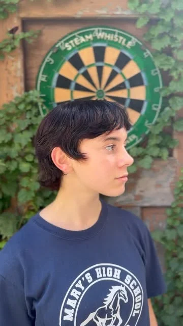 Short dark haircut shared by Roxy on LES Studio’s profile.