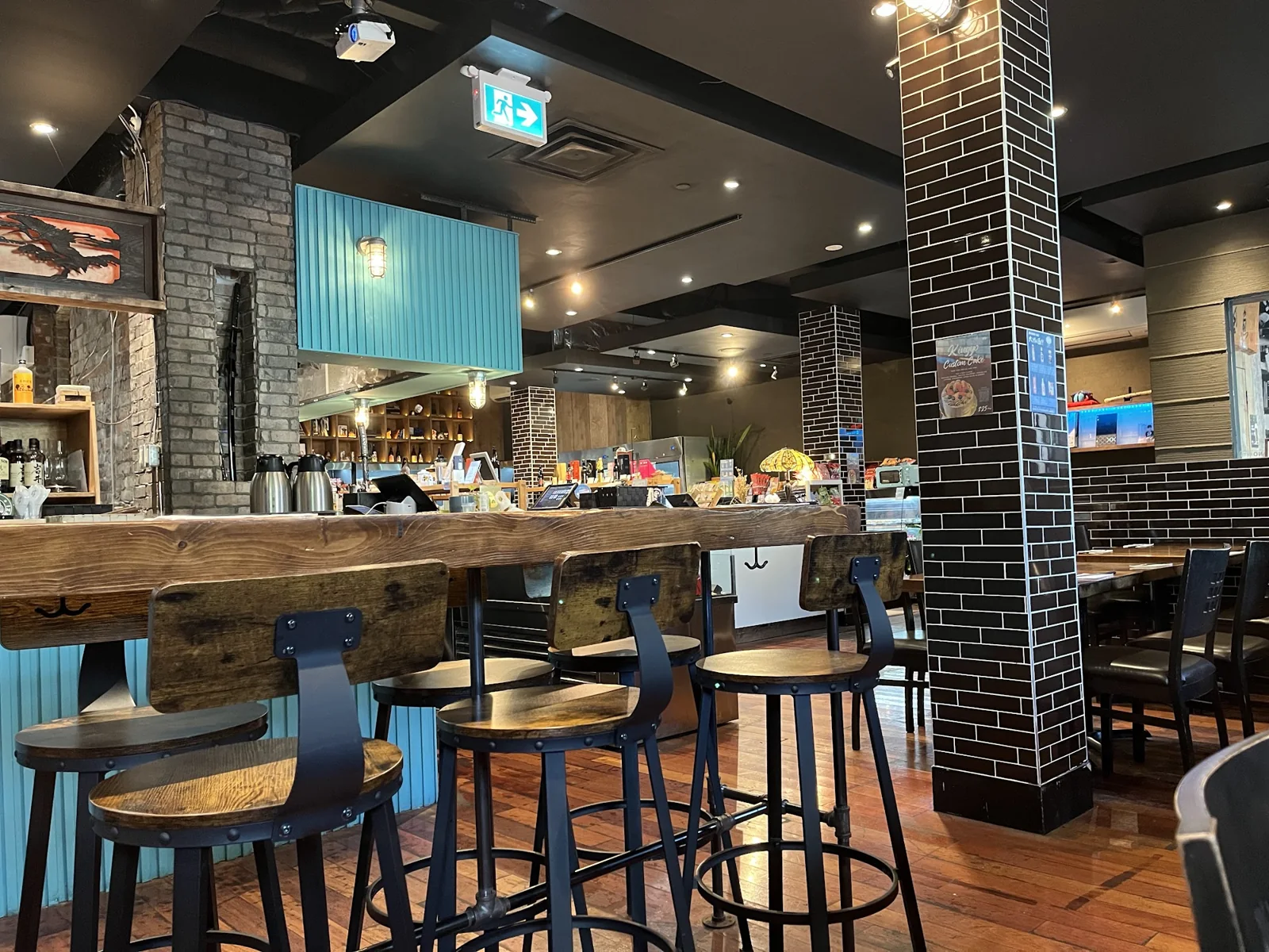 The bar and dining room at Kingyo Fisherman’s Market